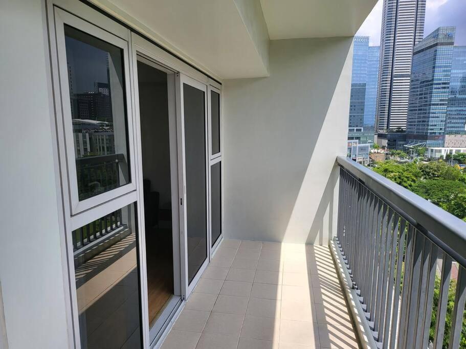 Apartmán Luxury @ Bgc Sleeps 6 Comfortably Fast Wifi Pool! Manila Exteriér fotografie